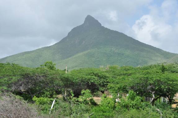 O Cerro de Santa Ana, maior montanha da península de Paraguaná, ponto mais ao norte da Venezuela. Lá do alto, pode-se ver Aruba!